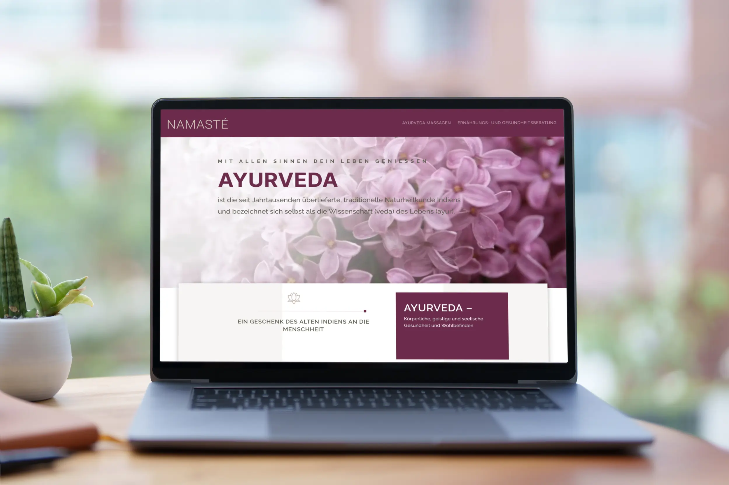 NAMASTÉ, Laptop mit der Startseite von Namasté