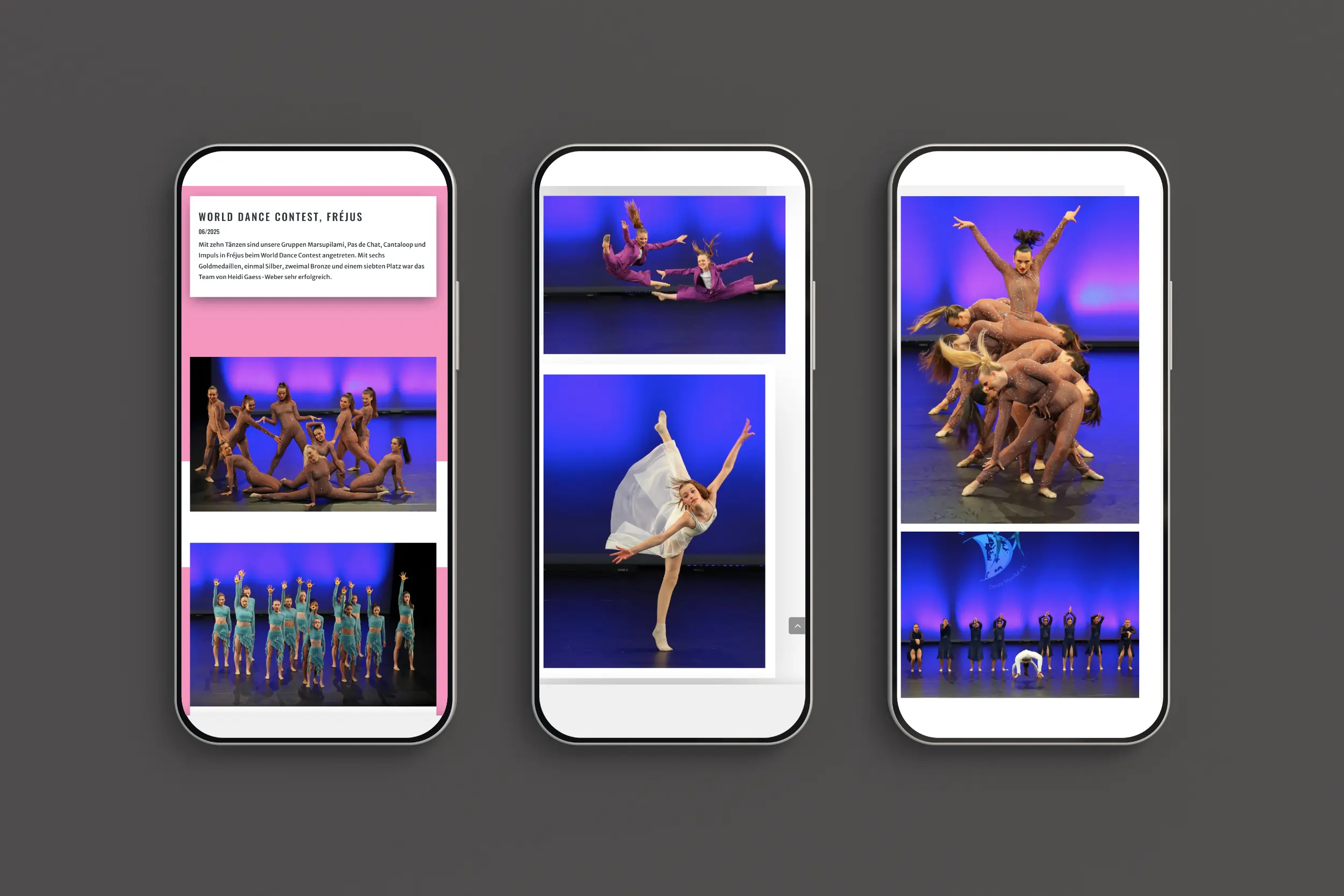 Drei Smartphones mit Inhalten der Webseite auf grauem Hintergrund