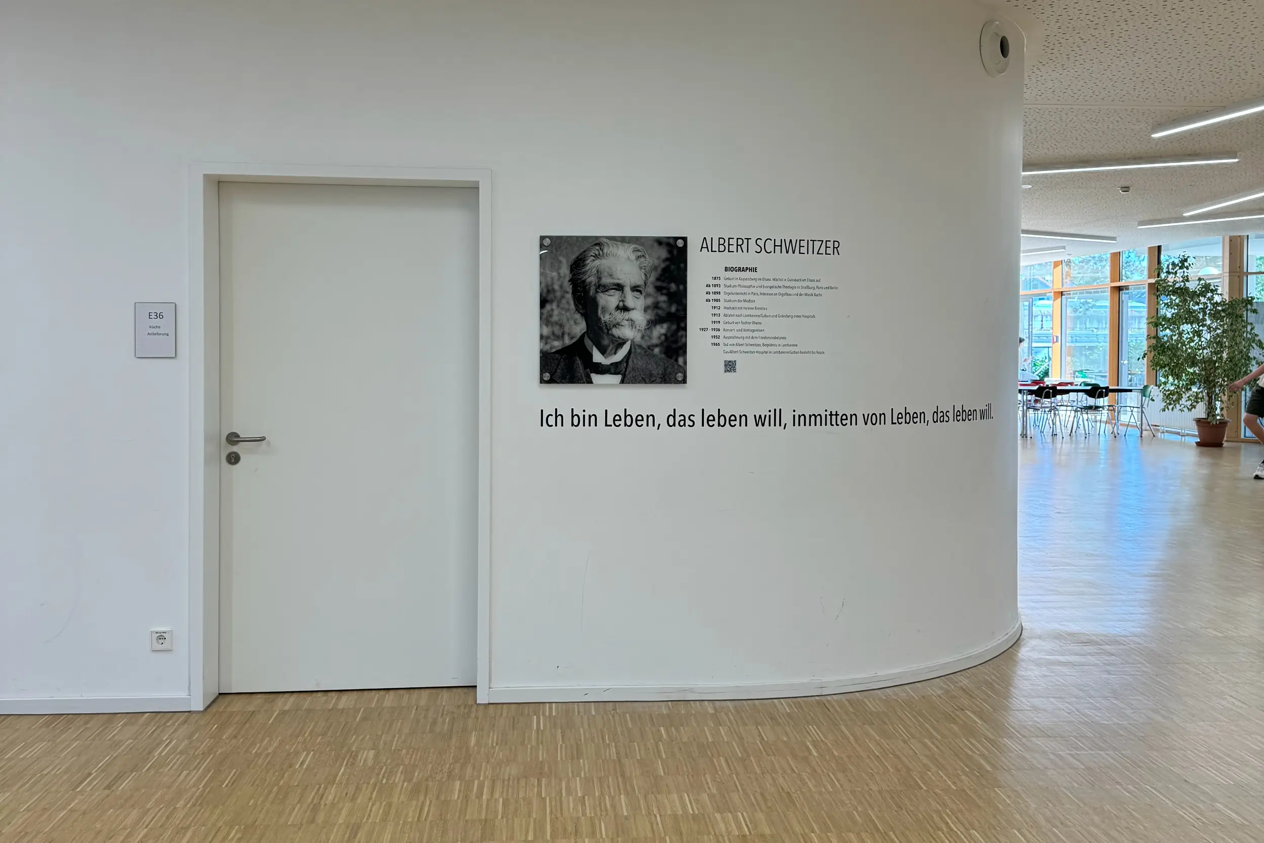 Bild vom Foyer des Albert-Schweitzer-Gymansiums mit Wandbeschriftung