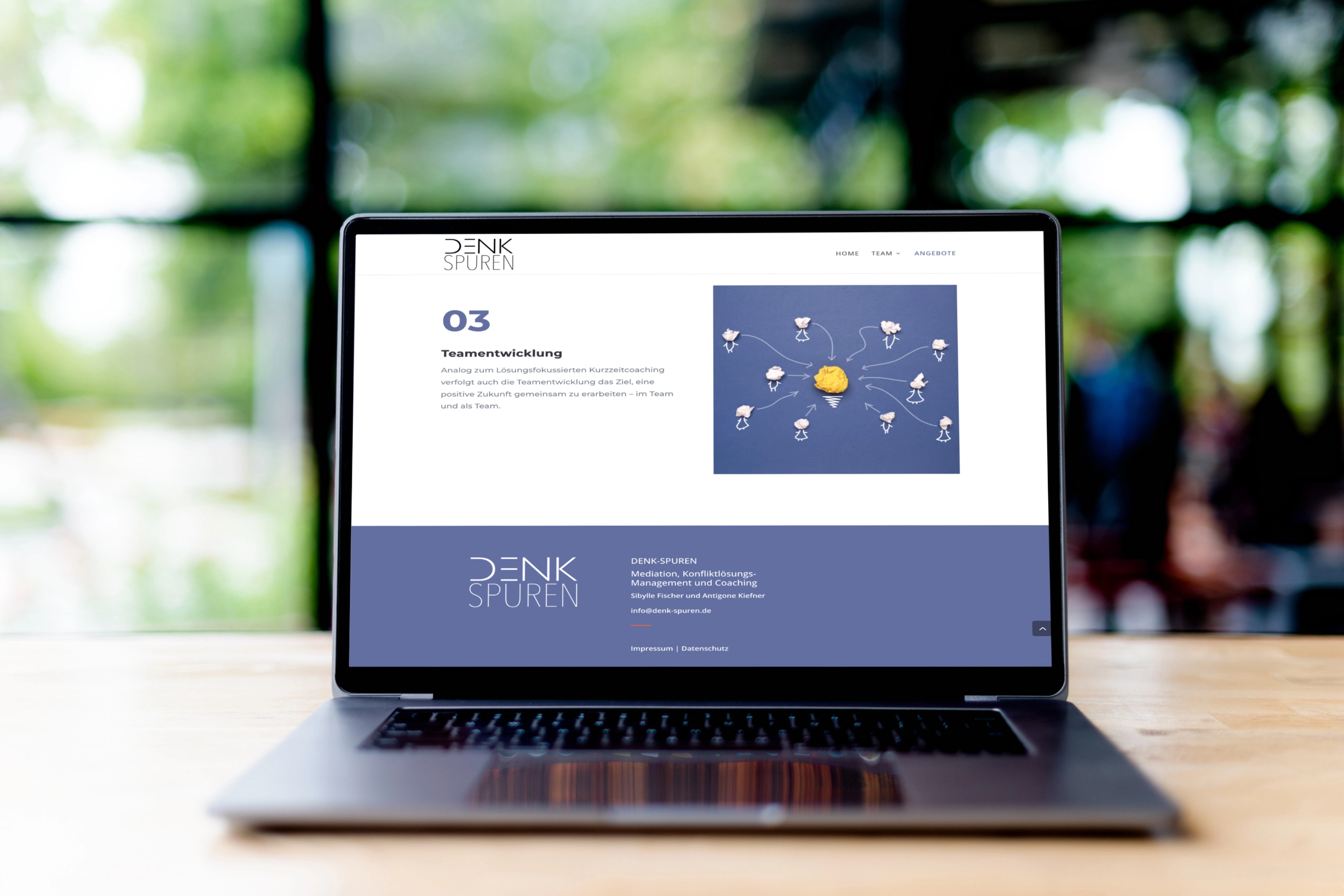 Denk-Spuren, Laptop mit Inhalten der Webseite